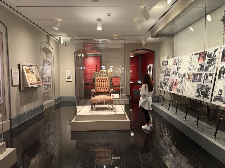'Iolani Palace quilt display case