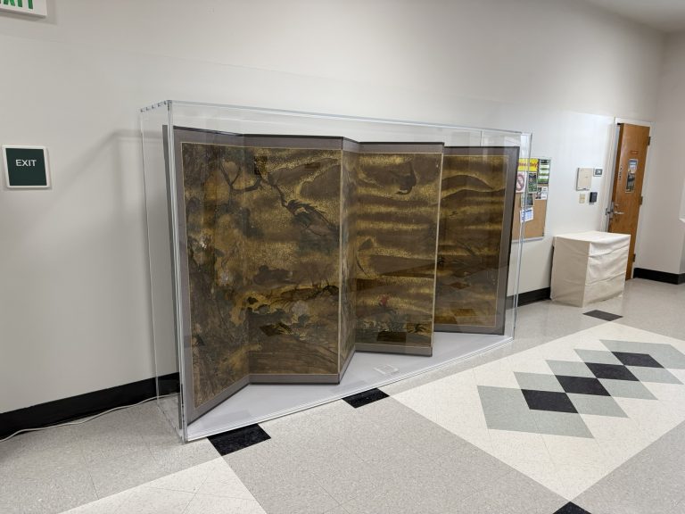 Freestanding display case for a Japanese screen